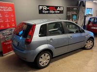 Begagnad Ford Fiesta 69 HK (50 kW) 2005 Ljusblå Halvkombi