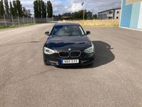 Begagnad BMW 118 Sport Line 143 HK (105 kW) 2012 Svart Halvkombi
