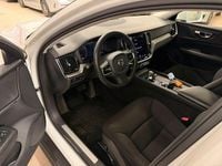 Begagnad Volvo V60 CC Momentum 197 HK (144 kW) 2022 Vit Kombi