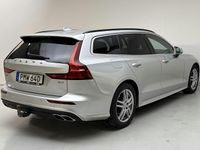 Begagnad Volvo V60 Momentum 197 HK (144 kW) 2022 Silver Kombi