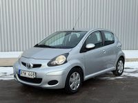 Begagnad Toyota Aygo 68 HK (50 kW) 2011 Silver Halvkombi