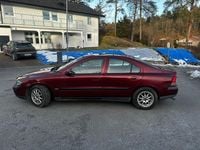 Begagnad Volvo S60 Business Edition 170 HK (125 kW) 2001 Vinröd metallic Sedan