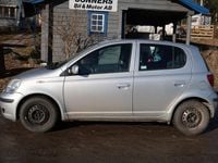 Begagnad Toyota Yaris 65 HK (47 kW) 2005 Silver Halvkombi