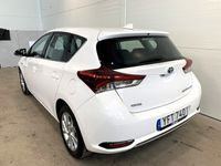 begagnad Toyota Auris Hybrid 1.8 HSD Hybrid Active Kamera 2016 2016, Halvkombi