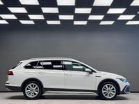 Begagnad VW Golf Alltrack 200 HK (147 kW) 2022 Vit Kombi