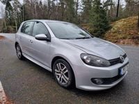 Begagnad VW Golf VII Dark Label 105 HK (77 kW) 2012 Silver Halvkombi