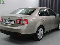 begagnad VW Jetta 1.6 / NY KAMREMSATS / NYSERVAD / 102hk