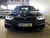 begagnad BMW M550 i xDrive 462hk INNOVATION HUD TAKLUCKA H&K DRAG VÄRMARE