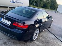 Begagnad BMW 325 197 HK (144 kW) 2010 Carbonschwarz Sportkupé