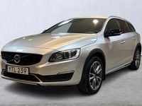 Begagnad Volvo V60 CC Standard 192 HK (141 kW) 2017 Silver Kombi