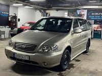 Begagnad Kia Carnival 150 HK (110 kW) 2003 Ljusgrå Minibuss