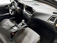 Begagnad Kia Ceed 105 HK (77 kW) 2023 Grå Halvkombi