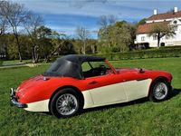 Begagnad Austin Healey 100 184 HK (135 kW) 1957 Rödcream/mörkröd skinninredning/svart sufflett Cab