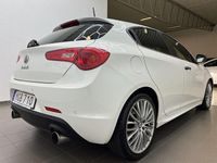 Begagnad Alfa Romeo Giulietta Quadrifoglio Verde 241 HK (177 kW) 2015 Vit Halvkombi