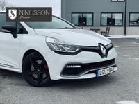 Begagnad Renault Clio IV Trophy 220 HK (161 kW) 2015 Vit Halvkombi