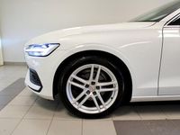 Begagnad Volvo V60 Momentum 197 HK (144 kW) 2021 Vit Kombi