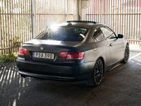 Begagnad BMW 325 218 HK (160 kW) 2007 Originallack silver metallic under en mattsvart helfoliering Sportkupé