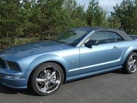 Begagnad Ford Mustang GT 301 HK (221 kW) 2005 Windveil blue metalic Cab