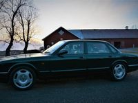 Begagnad Jaguar XJR 325 HK (239 kW) 1995 British racing green/svart skinninredning/mörk valnötsrot Sedan