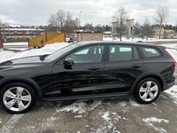 Begagnad Volvo V60 CC Momentum 190 HK (139 kW) 2020 Svart Kombi