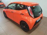 Begagnad Toyota Aygo X-cite 70 HK (51 kW) 2015 Orange (orangemetallic) Halvkombi