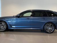 begagnad BMW 530 535 e xDrive Touring M-Sport Park Assist HiFi Drag 2023, Kombi