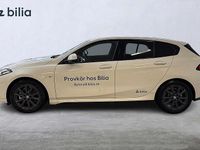 Begagnad BMW 120 Shadowline 170 HK (125 kW) 2025 Vit Halvkombi
