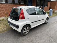 begagnad Peugeot 107 i bra skick, perfekt sommarbil.