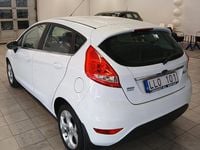 Begagnad Ford Fiesta 90 HK (66 kW) 2009 Frozen white Halvkombi