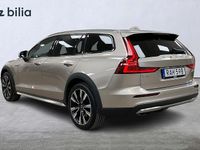 Begagnad Volvo V60 CC Core 197 HK (144 kW) 2023 Ljusgrå Kombi