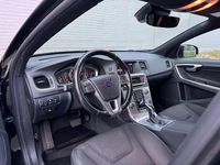 Begagnad Volvo V60 CC Momentum 191 HK (140 kW) 2016 Svart Kombi