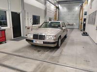 Begagnad Mercedes E200 118 HK (86 kW) 1990