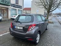 Begagnad Toyota Yaris Active 90 HK (66 kW) 2012 Grå Halvkombi