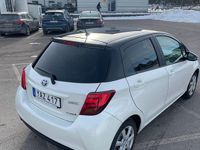 Begagnad Toyota Yaris Hybrid 101 HK (74 kW) 2016 Bitone