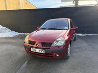 Begagnad Renault Clio II 75 HK (55 kW) 2002 Mörkröd Halvkombi