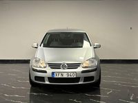 Begagnad VW Golf IV Trendline 102 HK (75 kW) 2005 Silver Halvkombi