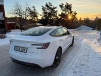 Begagnad Tesla Model 3 Long Range AWD 366 kW (498 HK) 2024 Vit Sedan