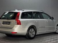 Begagnad Volvo V50 Momentum 116 HK (85 kW) 2011 Ljusgrå (grå) Kombi