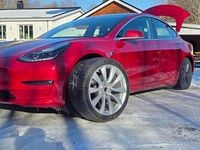 Begagnad Tesla Model 3 Long Range AWD 323 kW (440 HK) 2019 Nylackerad framskärmar och främre stötfångare. Sedan