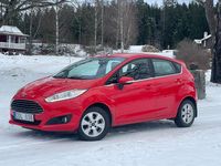 Begagnad Ford Fiesta 101 HK (74 kW) 2014 Röd Halvkombi