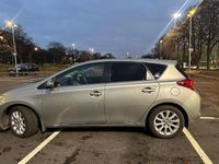 Begagnad Toyota Auris Hybrid 136 HK (100 kW) 2014 Halvkombi