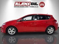 Begagnad Toyota Auris Hybrid Edition 136 HK (100 kW) 2015 Röd Halvkombi