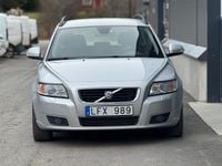 Begagnad Volvo V50 Momentum 177 HK (130 kW) 2011 Ljusgrå (grå) Kombi