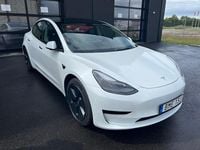 Begagnad Tesla Model 3 Standard Range Plus 239 kW (325 HK) 2021 Vit metallic Sedan