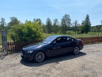 Begagnad BMW 325 197 HK (144 kW) 2010 Carbonschwarz Sportkupé
