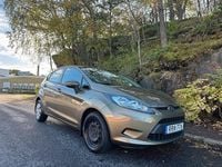 Begagnad Ford Fiesta Trend 71 HK (52 kW) 2012 Brun Halvkombi