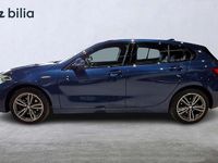 Begagnad BMW 118 Sport Line 136 HK (100 kW) 2023 Blå Halvkombi