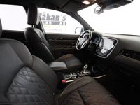 Begagnad Mitsubishi Outlander 224 HK (164 kW) 2019 Silver SUV