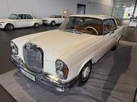 Begagnad Mercedes W111 SE 120 HK (88 kW) 1964 Vit Sportkupé