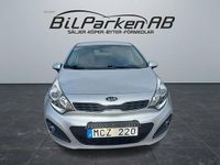 Begagnad Kia Rio 109 HK (80 kW) 2011 Silver Halvkombi